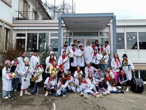 Zum Abschluß noch ein Gruppenbild an der Schule